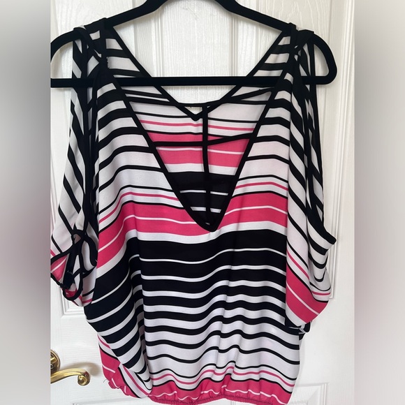 By & By Blouse Sz M Striped V-Neck ¾ Sleeve Cold Shoulder Lightweight - Picture 7 of 9